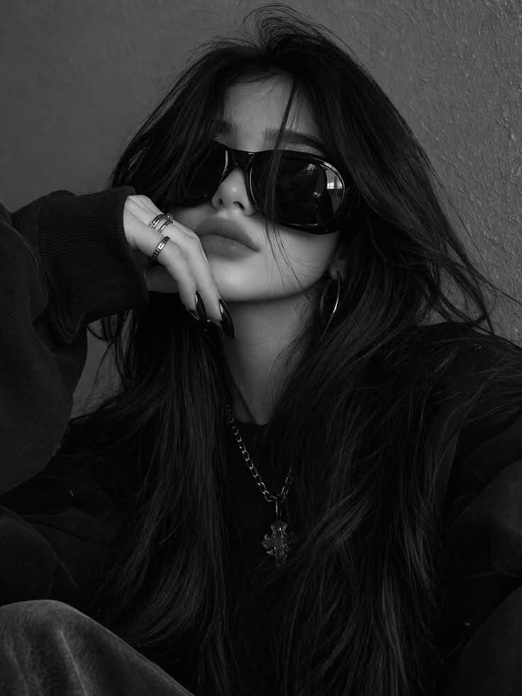 Aesthetic pfp Profile Picture Black and White with Modern Style