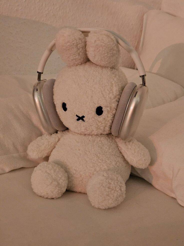 Aesthetic pfp Profile Picture of Bunny with Headphones