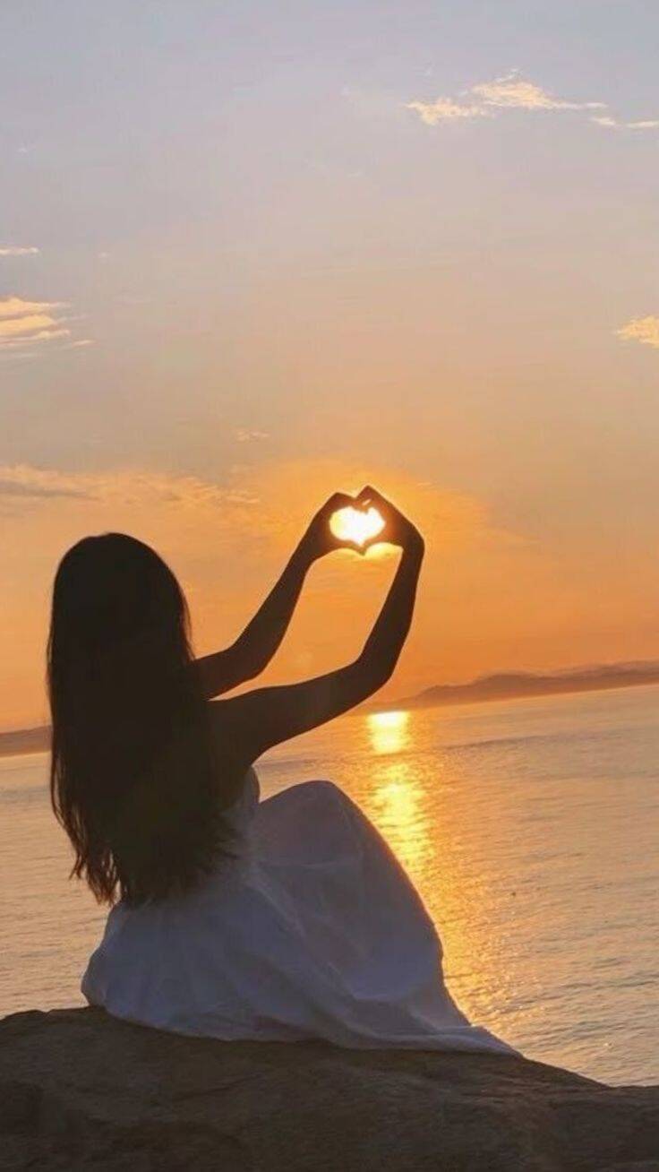 Aesthetic pfp Profile Picture of Silhouette with Heart at Sunset