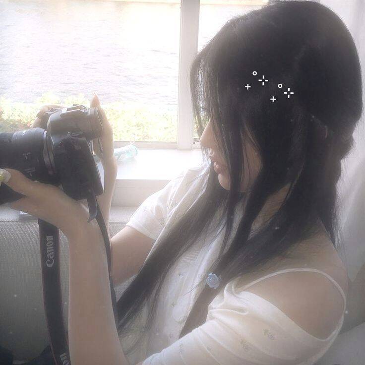 Aesthetic pfp Profile Picture with Camera and Soft Light