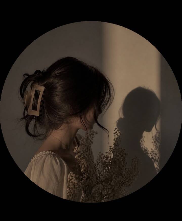 Aesthetic pfp Profile Picture with Dried Flowers and Natural Light