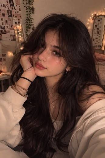 Aesthetic pfp Profile Picture with Long Hair and Dreamy Look