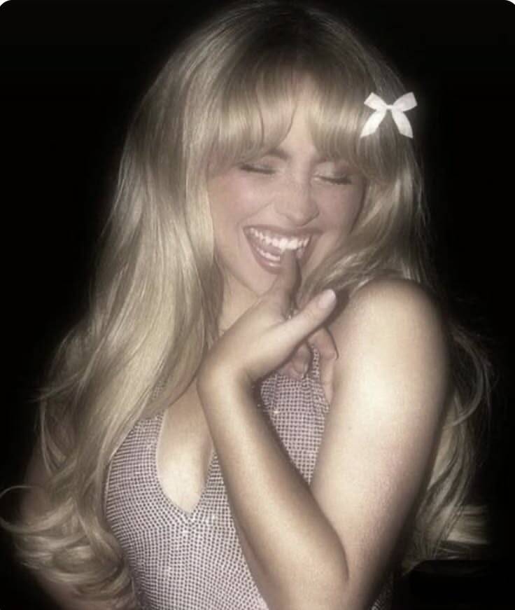 Aesthetic pfp Profile Picture with Long Hair and Radiant Smile