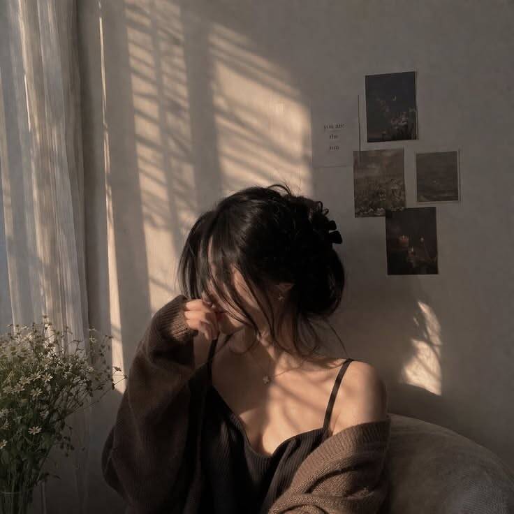 Aesthetic pfp Profile Picture with Natural Light and Casual Style