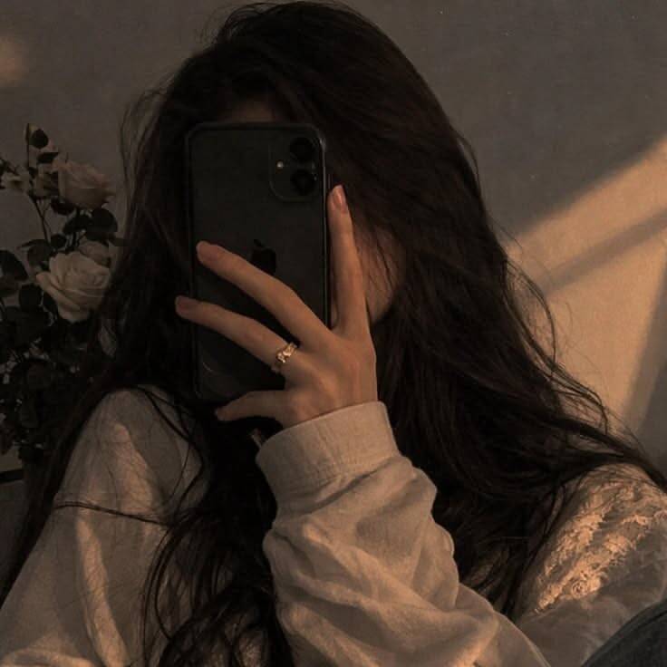 Aesthetic pfp Profile Picture with Natural Light and Casual Style