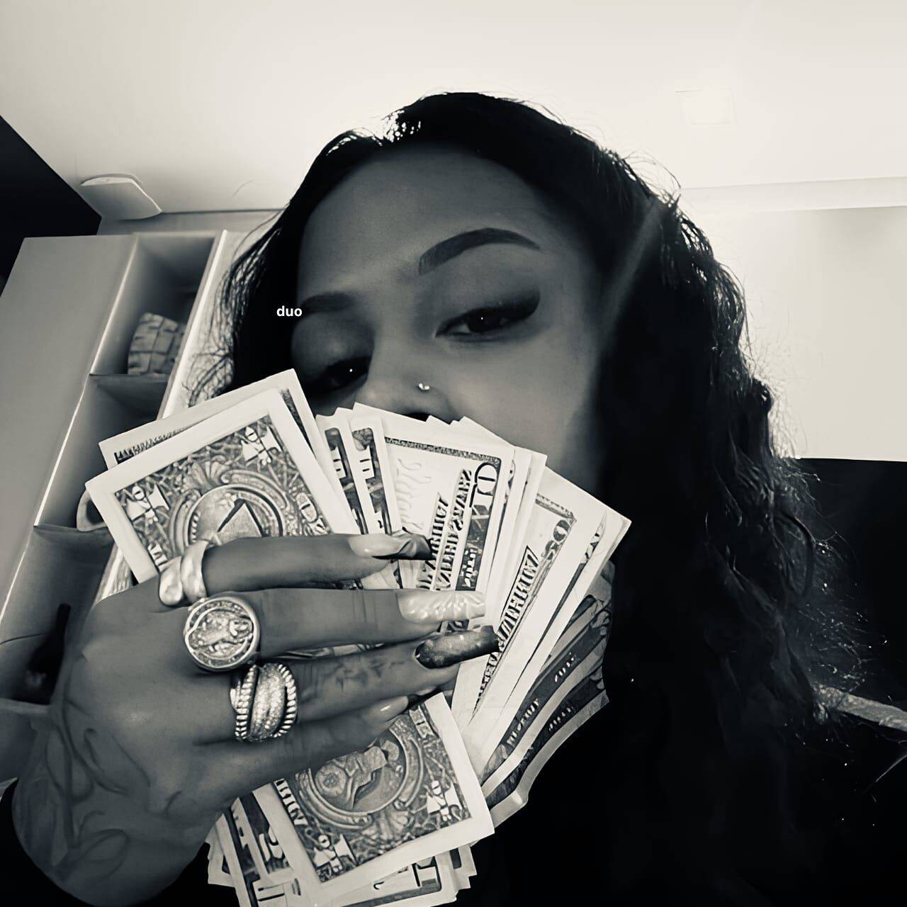 Bad Girl Style pfp Profile Picture with Money