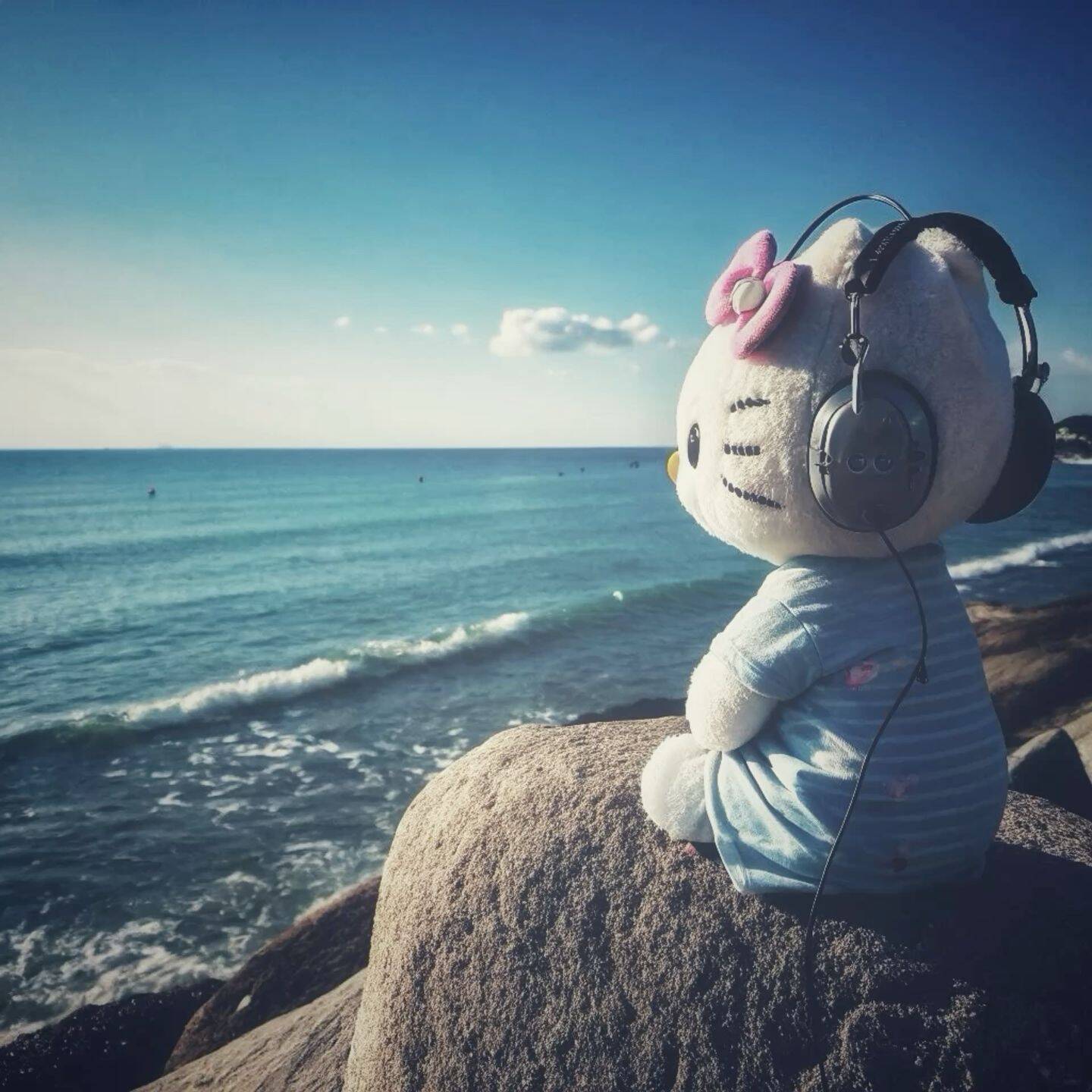 Funny Hello Kitty pfp Profile Picture Relaxing at the Beach with Headphones