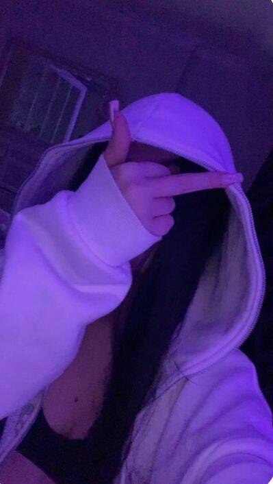 Hoodie and Sweatshirt pfp Profile Picture for Whatsapp Girl​