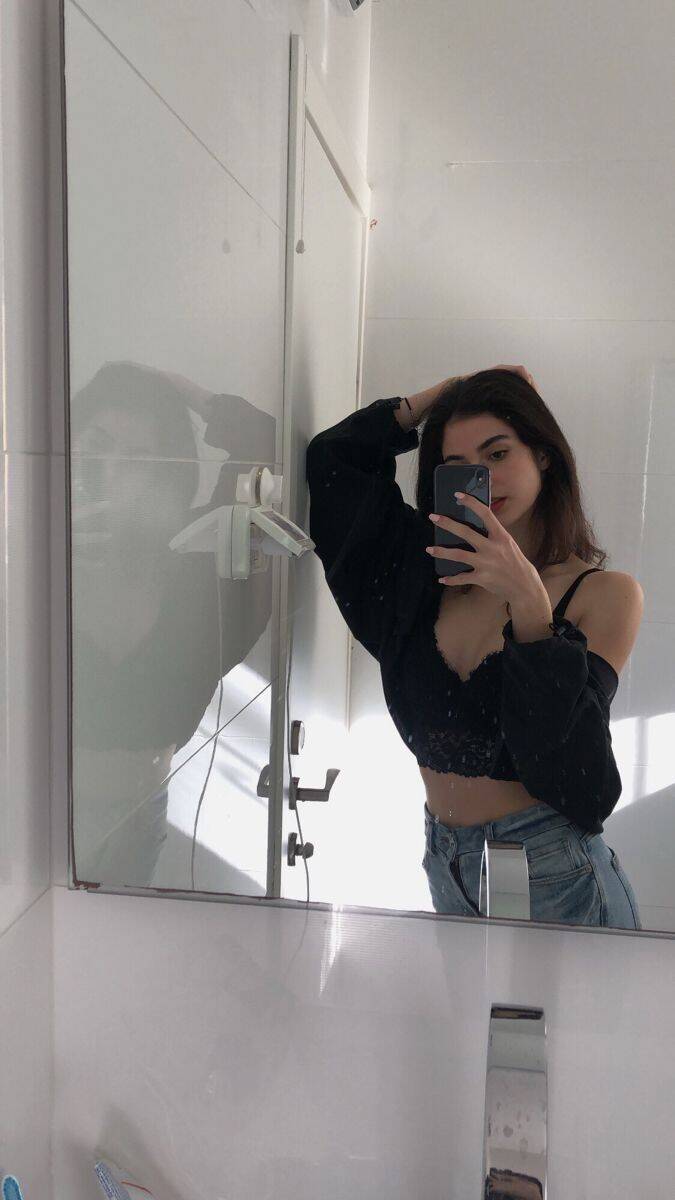 Girl​ pfp Profile Picture with Mirror and Casual Look