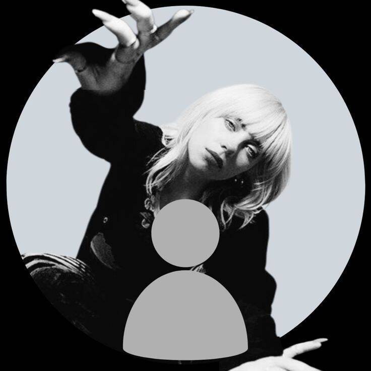 Modern Style Girl​ pfp Profile Picture