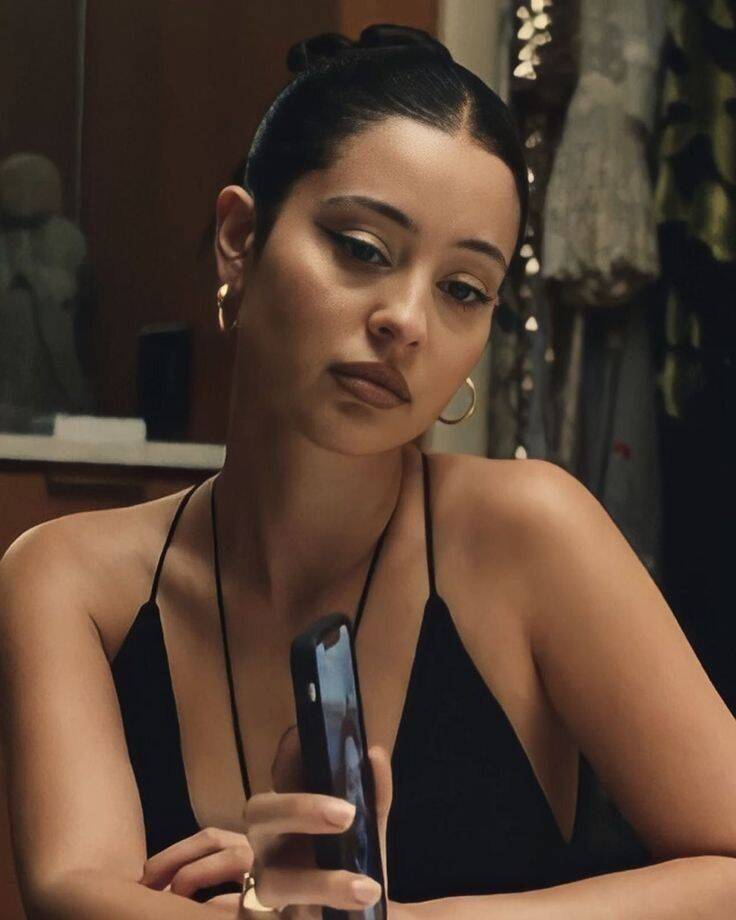 Sad pfp Profile Picture of Woman with Thoughtful Look