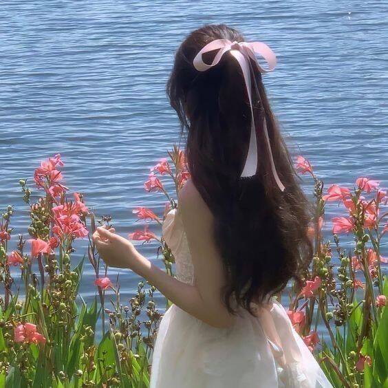 Romantic pfp Profile Picture with Flowers for TikTok