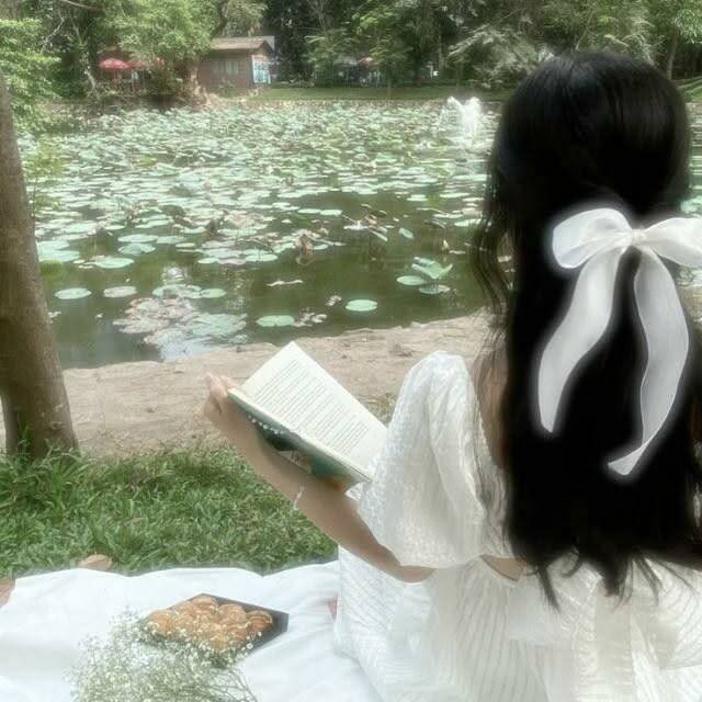 Girl Reading in the Park pfp Profile Picture for TikTok