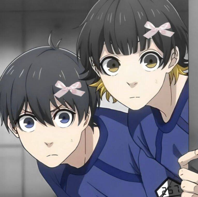 Bachira PFP Profile Picture with Friends Peeking