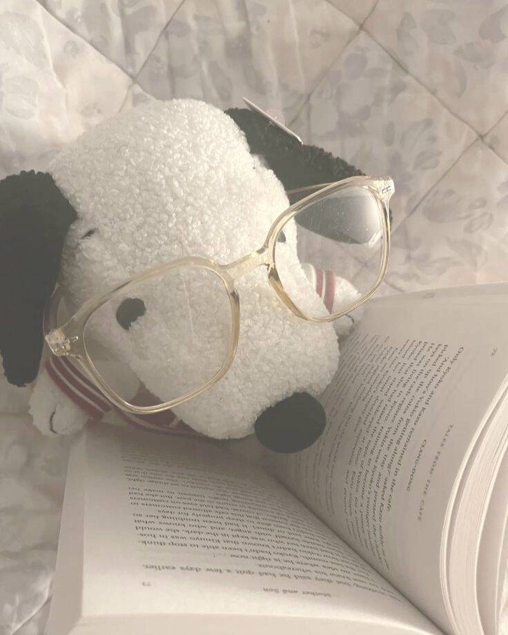 Snoopy pfp Profile Picture Reading with Glasses