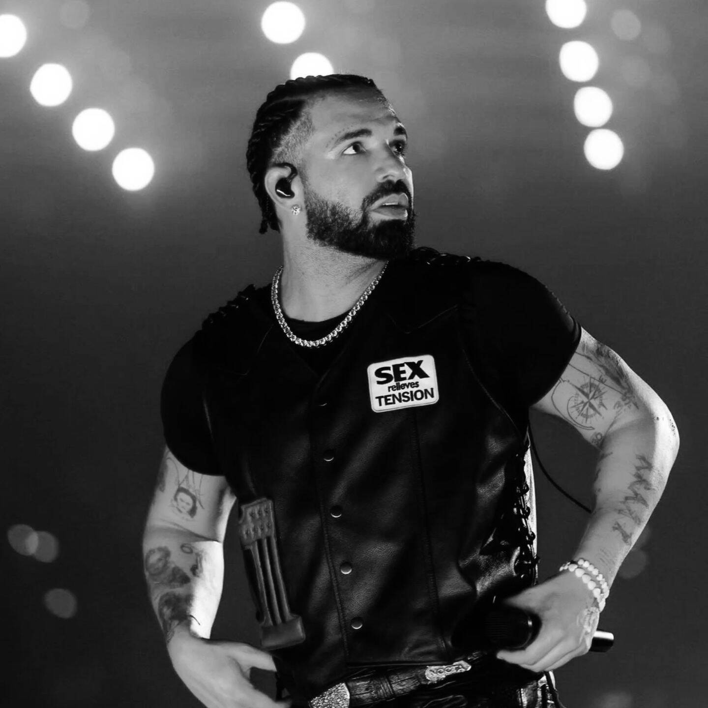 Drake pfp Profile Picture Black and White Aesthetic Performance Shot